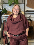 Smart plus size tunika i 100% hør. Den passer virkelig godt med vores Hulda hør stumpebuks, som er i samme kvalitet. Tunikaen her findes i et hav af forskellige farver.