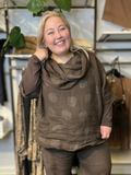 Smart plus size tunika i 100% hør. Den passer virkelig godt med vores Hulda hør stumpebuks, som er i samme kvalitet. Tunikaen her findes i et hav af forskellige farver.