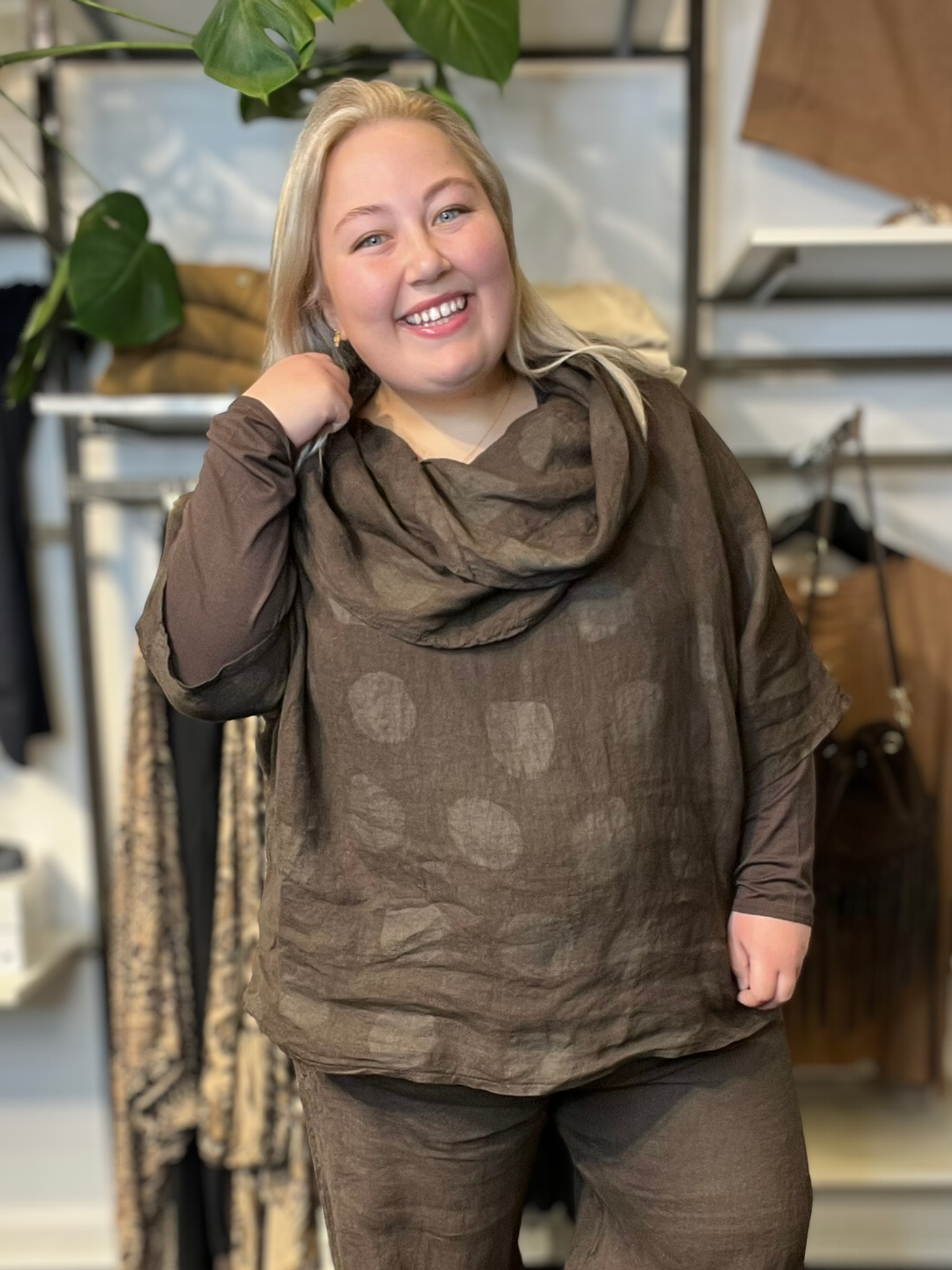 Smart plus size tunika i 100% hør. Den passer virkelig godt med vores Hulda hør stumpebuks, som er i samme kvalitet. Tunikaen her findes i et hav af forskellige farver.