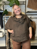 Smart plus size tunika i 100% hør. Den passer virkelig godt med vores Hulda hør stumpebuks, som er i samme kvalitet. Tunikaen her findes i et hav af forskellige farver.