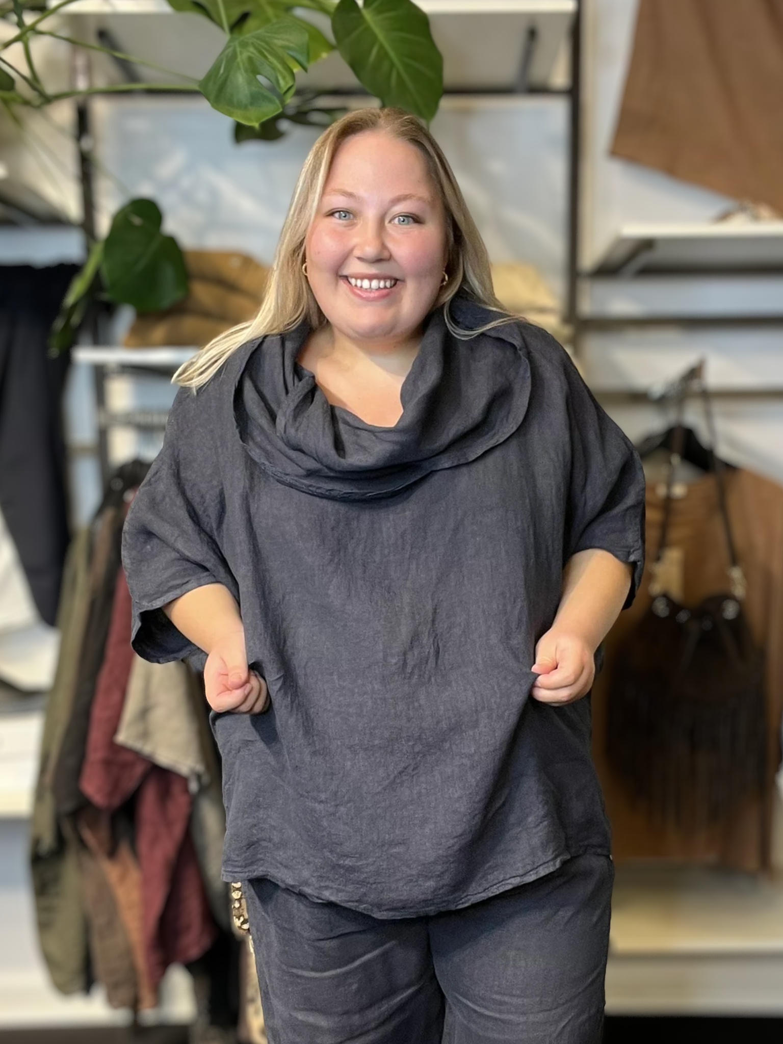 Smart plus size tunika i 100% hør. Den passer virkelig godt med vores Hulda hør stumpebuks, som er i samme kvalitet. Tunikaen her findes i et hav af forskellige farver.