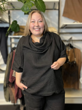 Smart plus size tunika i 100% hør. Den passer virkelig godt med vores Hulda hør stumpebuks, som er i samme kvalitet. Tunikaen her findes i et hav af forskellige farver.
