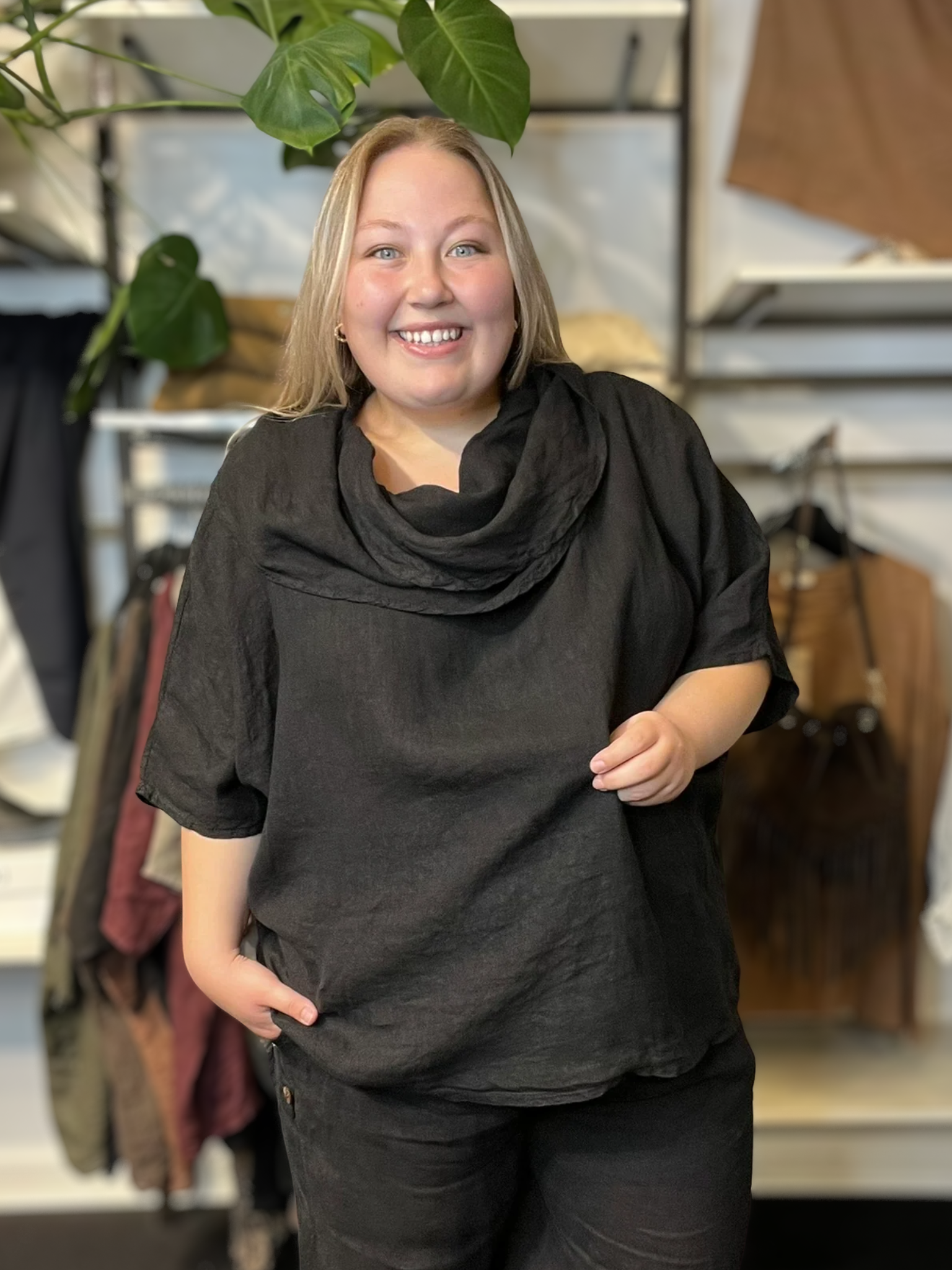 Smart plus size tunika i 100% hør. Den passer virkelig godt med vores Hulda hør stumpebuks, som er i samme kvalitet. Tunikaen her findes i et hav af forskellige farver.
