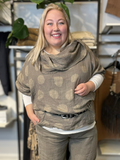 Smart plus size tunika i 100% hør. Den passer virkelig godt med vores Hulda hør stumpebuks, som er i samme kvalitet. Tunikaen her findes i et hav af forskellige farver.