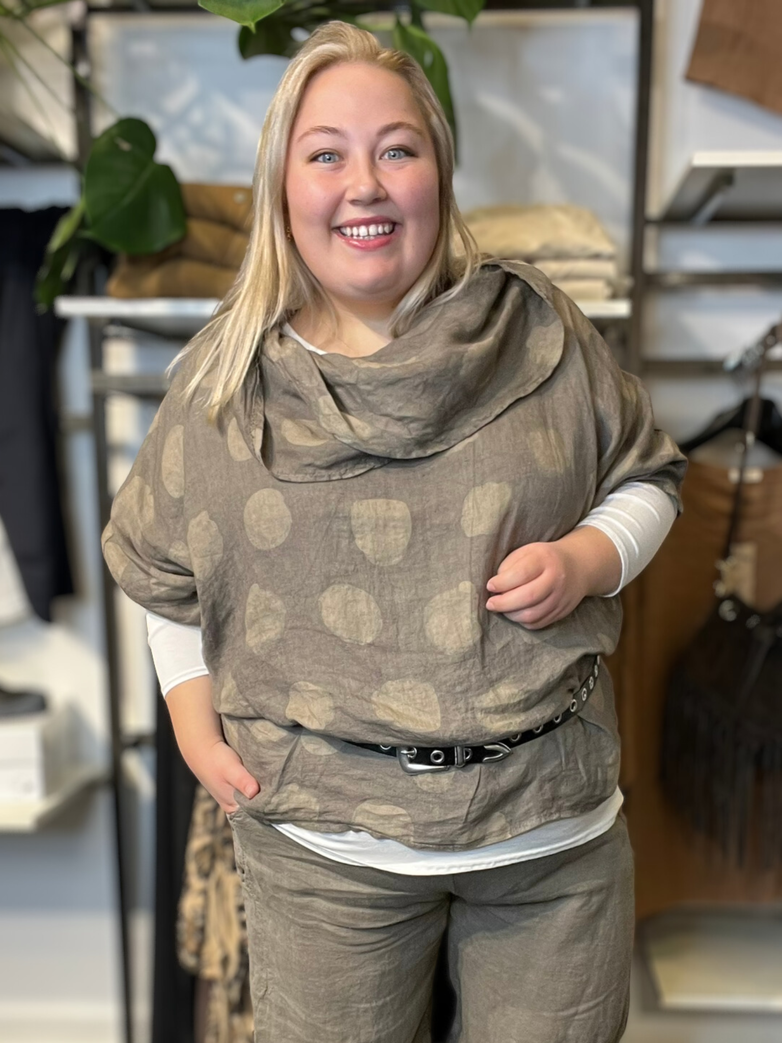 Smart plus size tunika i 100% hør. Den passer virkelig godt med vores Hulda hør stumpebuks, som er i samme kvalitet. Tunikaen her findes i et hav af forskellige farver.