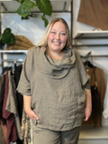 Smart plus size tunika i 100% hør. Den passer virkelig godt med vores Hulda hør stumpebuks, som er i samme kvalitet. Tunikaen her findes i et hav af forskellige farver.