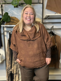 Smart plus size tunika i 100% hør. Den passer virkelig godt med vores Hulda hør stumpebuks, som er i samme kvalitet. Tunikaen her findes i et hav af forskellige farver.