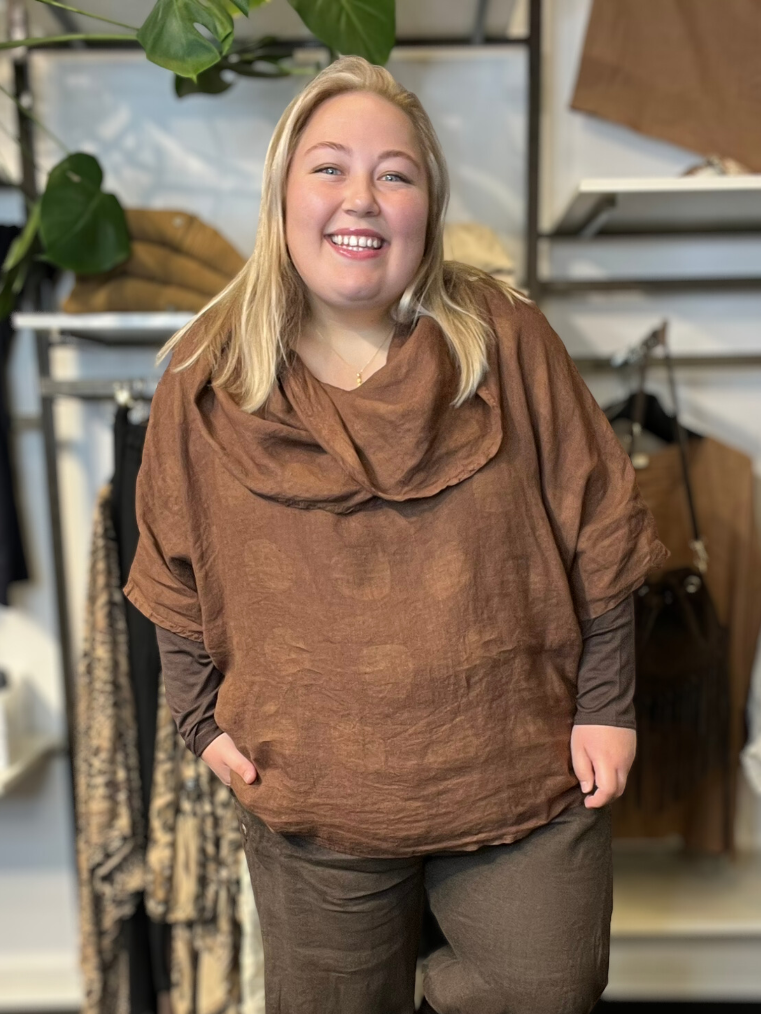 Smart plus size tunika i 100% hør. Den passer virkelig godt med vores Hulda hør stumpebuks, som er i samme kvalitet. Tunikaen her findes i et hav af forskellige farver.