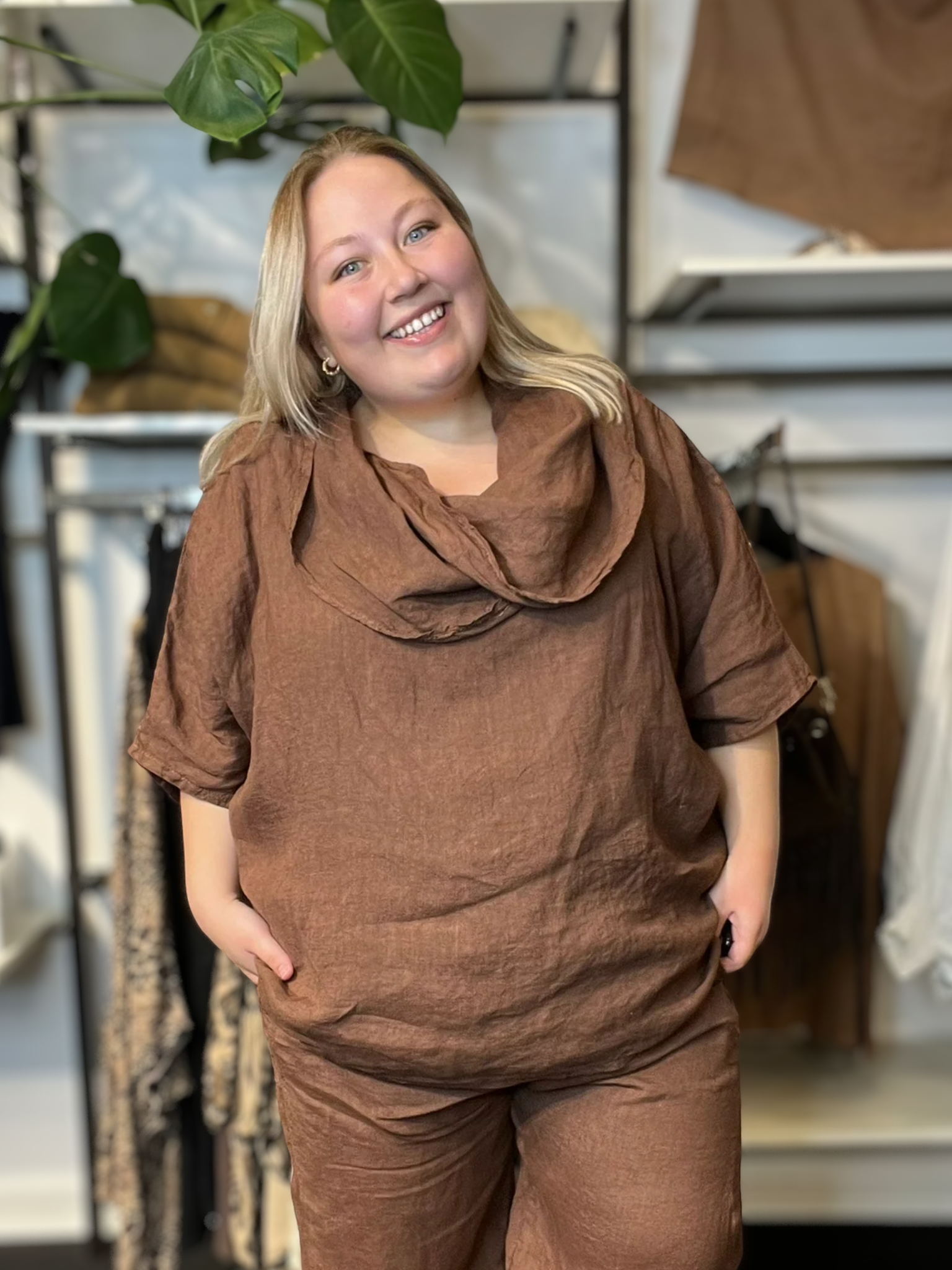 Smart plus size tunika i 100% hør. Den passer virkelig godt med vores Hulda hør stumpebuks, som er i samme kvalitet. Tunikaen her findes i et hav af forskellige farver.