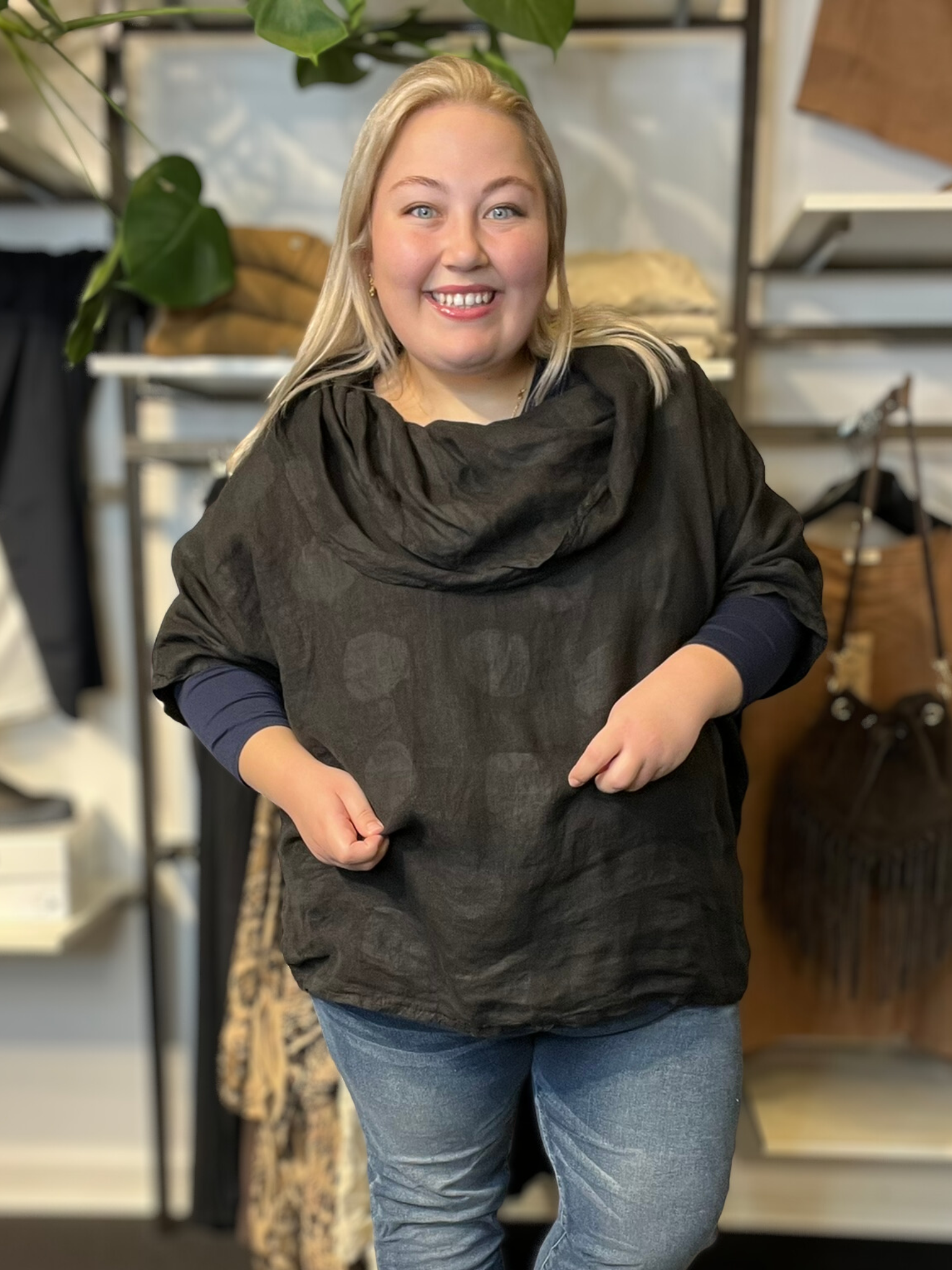 Smart plus size tunika i 100% hør. Den passer virkelig godt med vores Hulda hør stumpebuks, som er i samme kvalitet. Tunikaen her findes i et hav af forskellige farver.