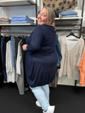 Hilda er plus size kjolen, som du vil elske. Modellen har en fin ballon-effekt, som er perfekt til de fleste plus size kvinder. Kvaliteten er en lækker viskose. Derudover har den 3/4 ærmer og rund hals. Her ses den i den flotte marine farve.