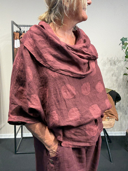 Hilda hørtunika i bordeaux sammen med hulda hørbuks.
