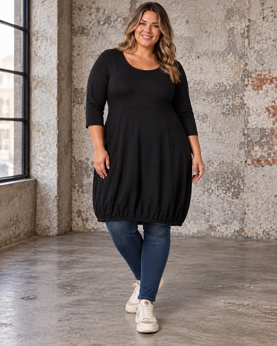 **Alt-tekst:**
Hilda plus size jersey kjole fra Pont Neuf i sort med 3/4 ærmer og ballon effekt hvor der er løst  eleastik forneden  – AI-genereret billede.
