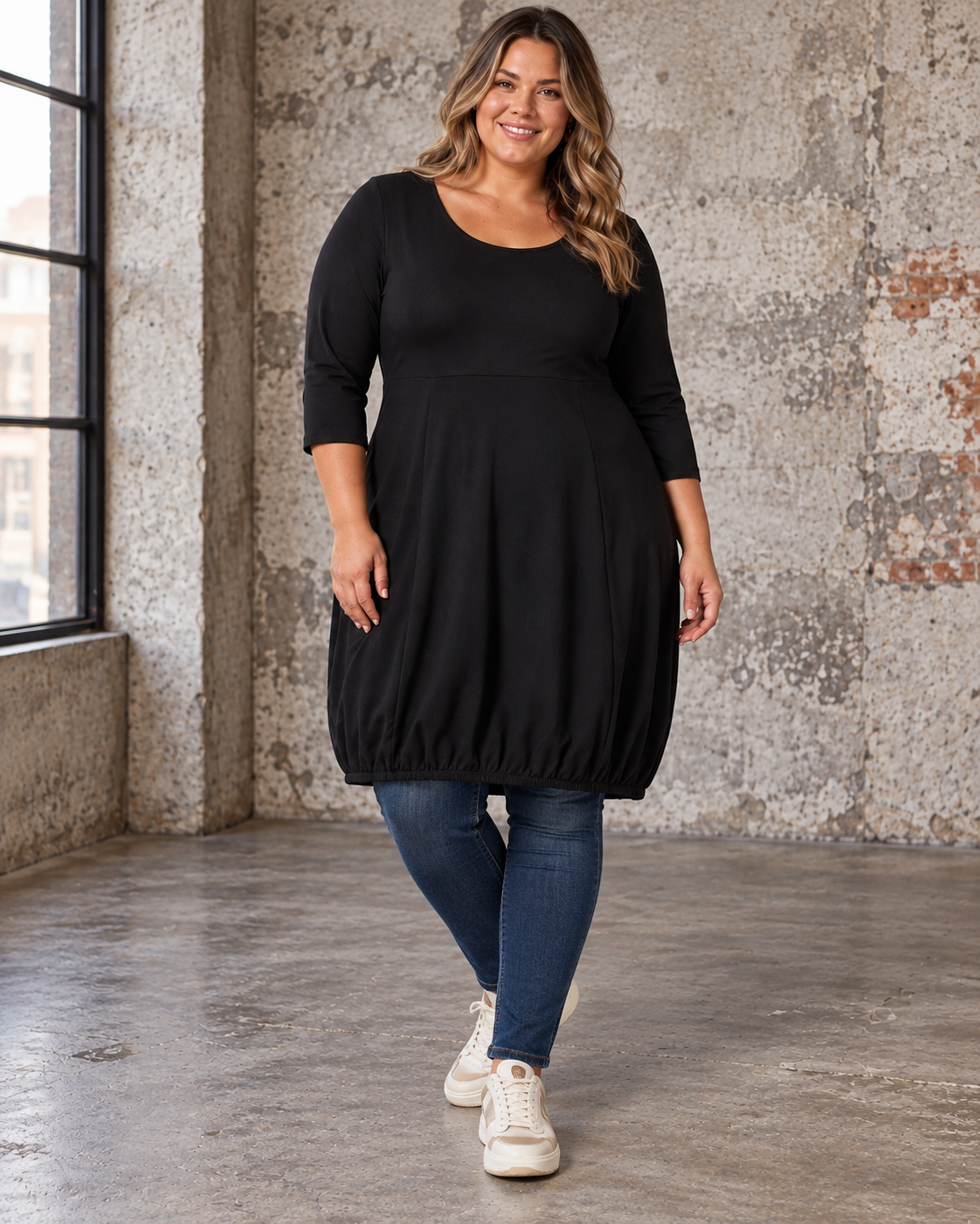 **Alt-tekst:**
Hilda plus size jersey kjole fra Pont Neuf i sort med 3/4 ærmer og ballon effekt hvor der er løst  eleastik forneden  – AI-genereret billede.
