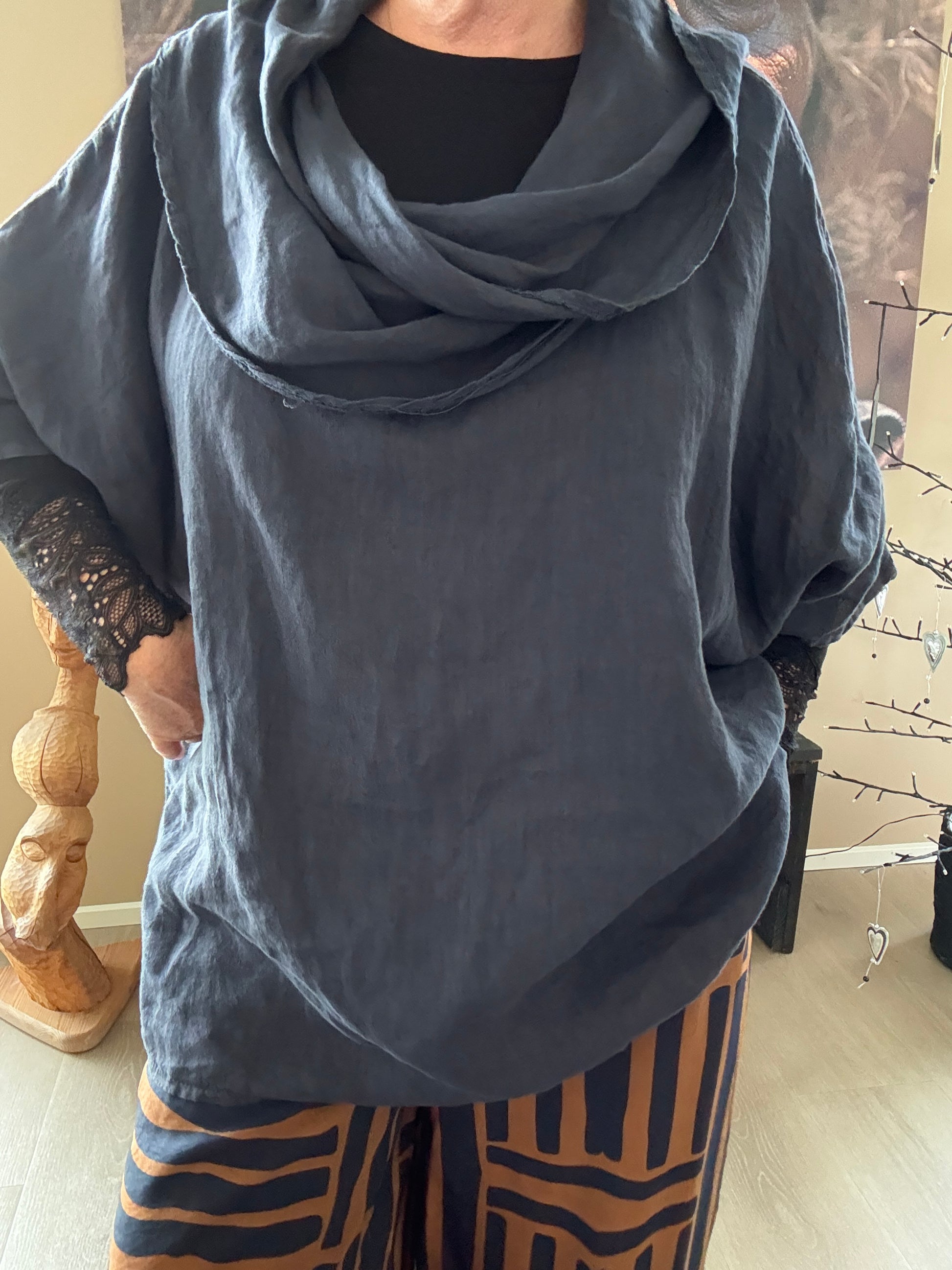 Hilda plussize hørtunika i marine som vi ser det er den både til hverdag og fest denne tunika har vi som regel i mange farver.