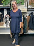 Hilda er plus size kjolen, som du vil elske. Modellen har en fin ballon-effekt, som er perfekt til de fleste plus size kvinder. Kvaliteten er en lækker viskose. Derudover har den 3/4 ærmer og rund hals. Her ses den i sort. 