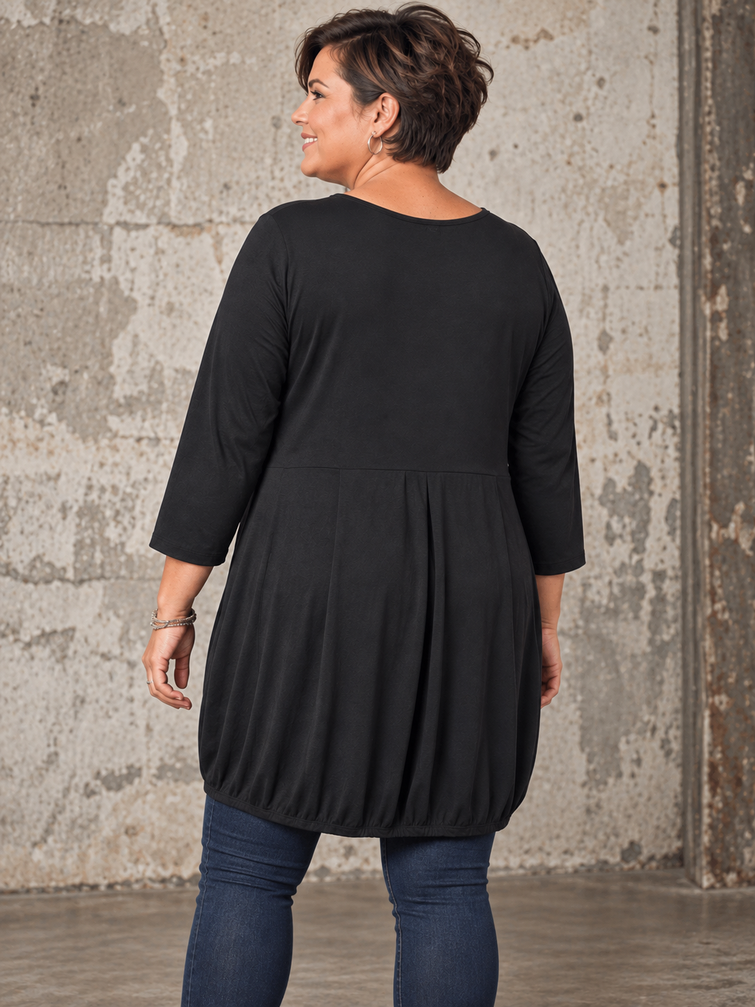**Alt-tekst:**
Hilda plus size jersey kjole fra Pont Neuf i sort med 3/4 ærmer og ballon effekt hvor der er løst  eleastik forneden  – AI-genereret billede.
