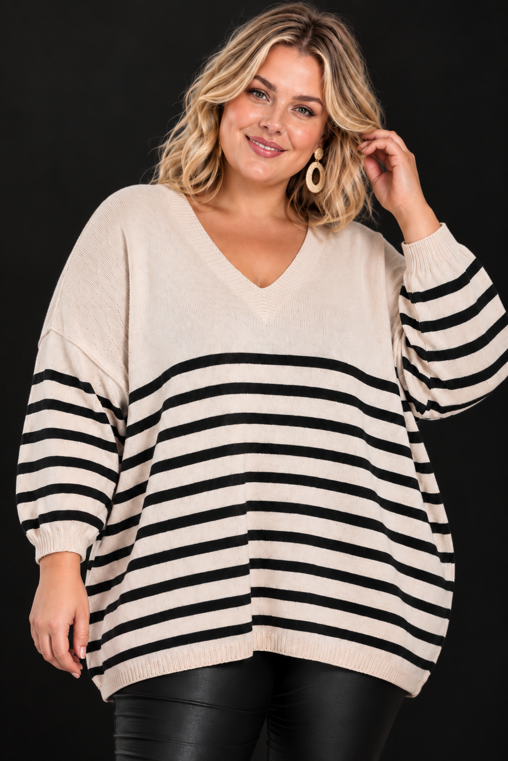 Hille plussize strik med hvide striber og V-hals, vist på plus size model. Billedet er AI-genereret.
