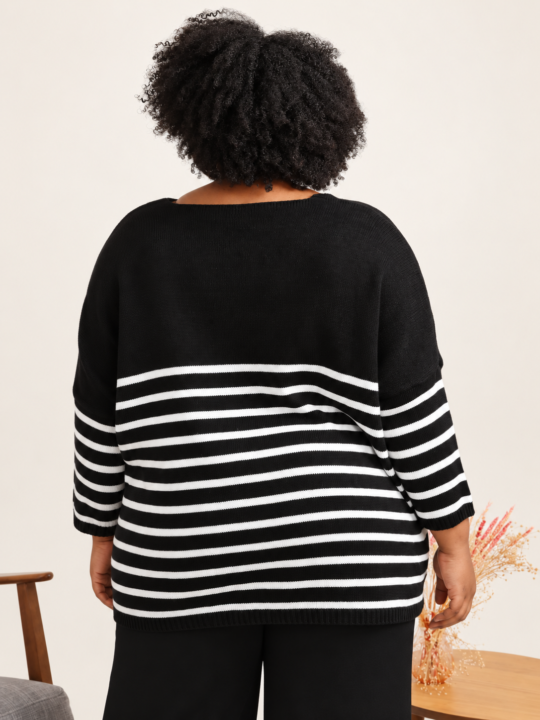 Hille plussize strik med hvide striber og V-hals, vist på plus size model. Billedet er AI-genereret.