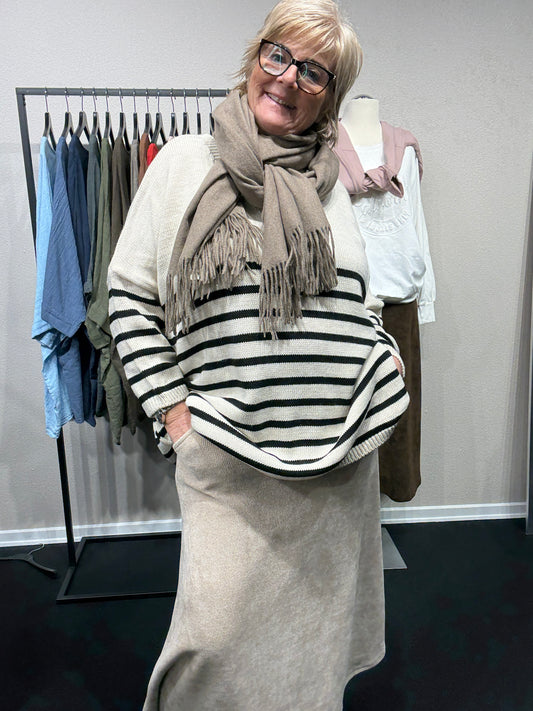 Let plussize  V-hals strik pullover fra sigensgaard.fåes som regel i flere forskellig farver.