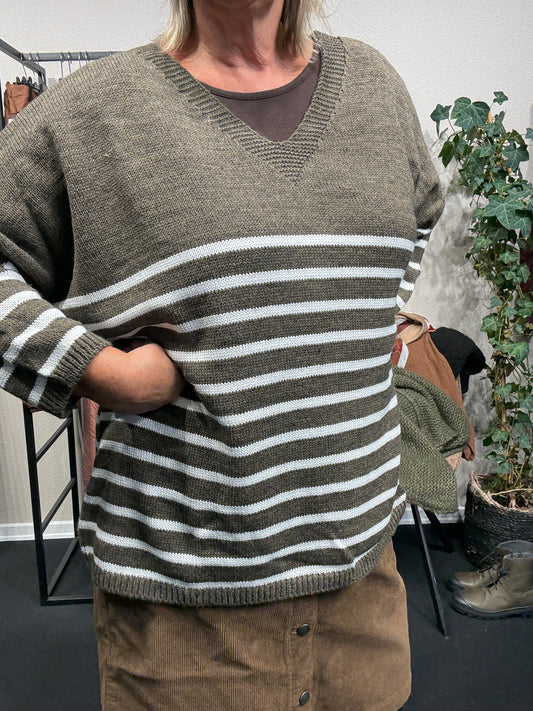 Let plussize  V-hals strik pullover fra sigensgaard.fåes som regel i flere forskellig farver.