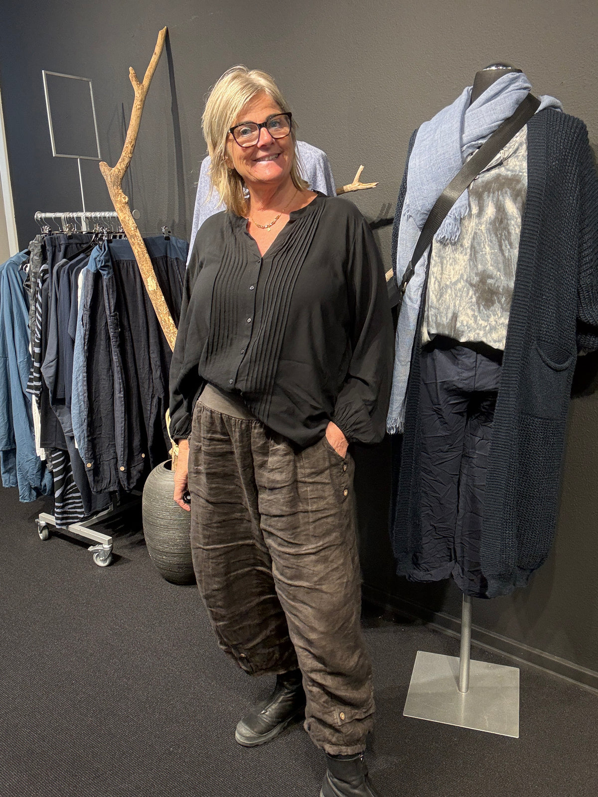 Hulda er en fantastisk stumpebuks som passer plus size kvinder i str. 42 til og med ca. str. 50. Den er løs i pasformen, og i den skønneste hør kvalitet, som gør den meget åndbar og dejligt let. Her ses den i brun.