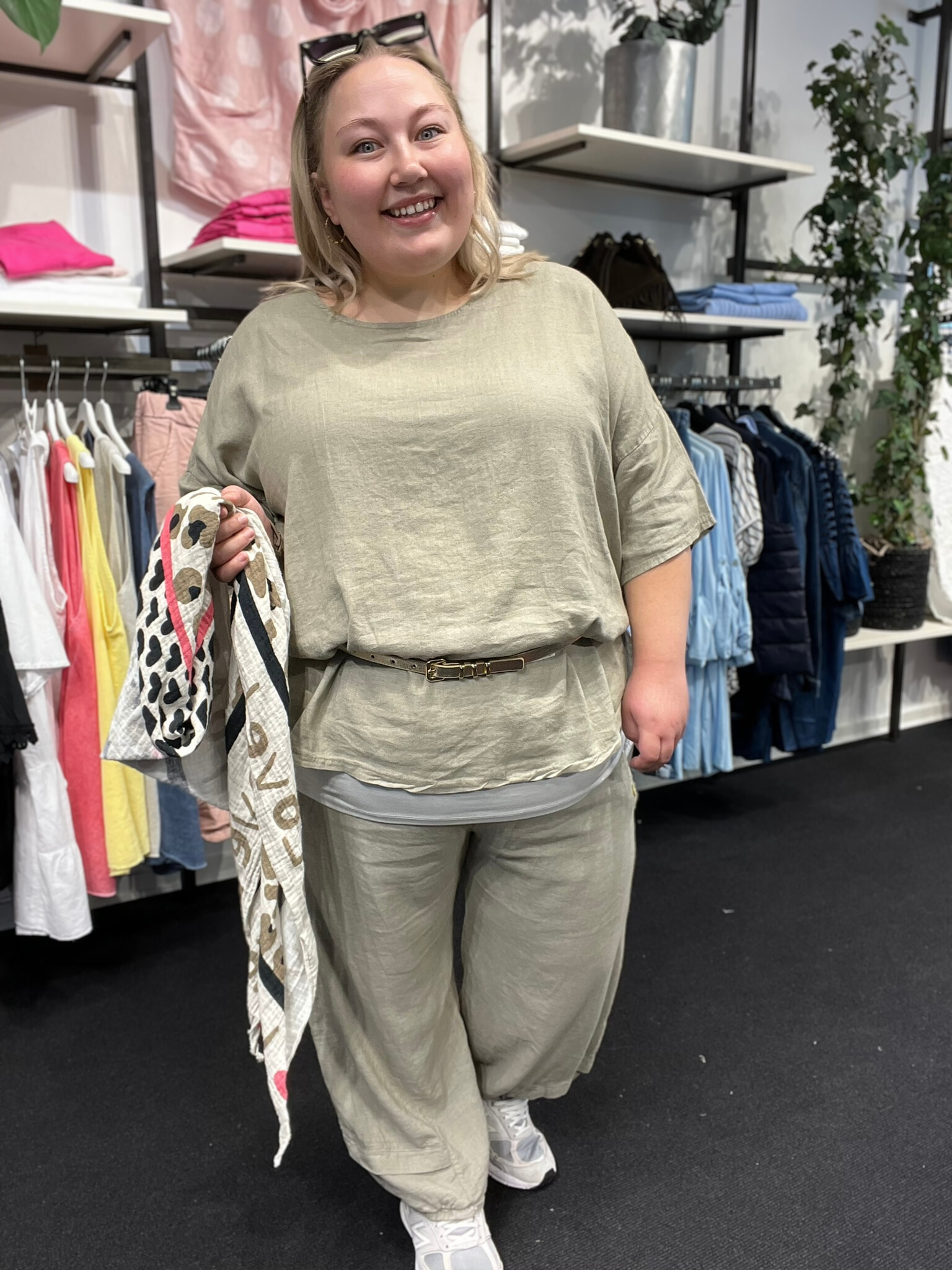 Hulda hør/viskose baggy buks som er til pluspigen fra sigensgaard.dk smart baggy buks til store størrelser.