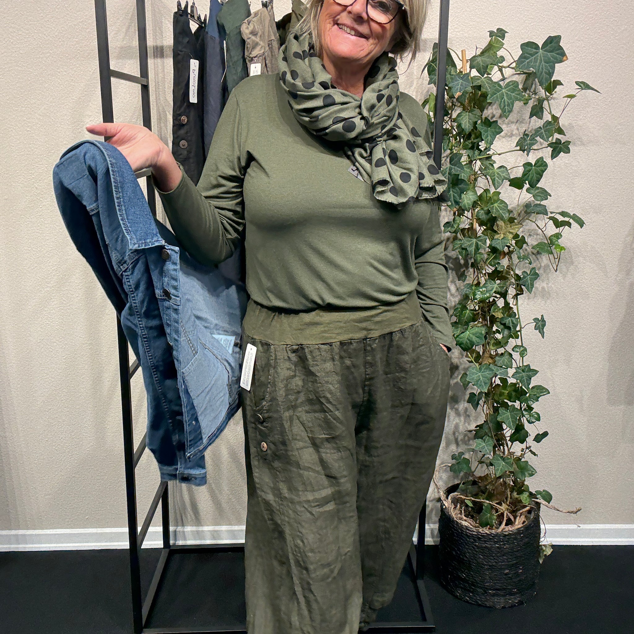 Hulda hør buks i army er en af vores best sælgende buks rummelig i facon og findes i mange farver hos sigensgaard plussize buks der bare er behagelige at have på.