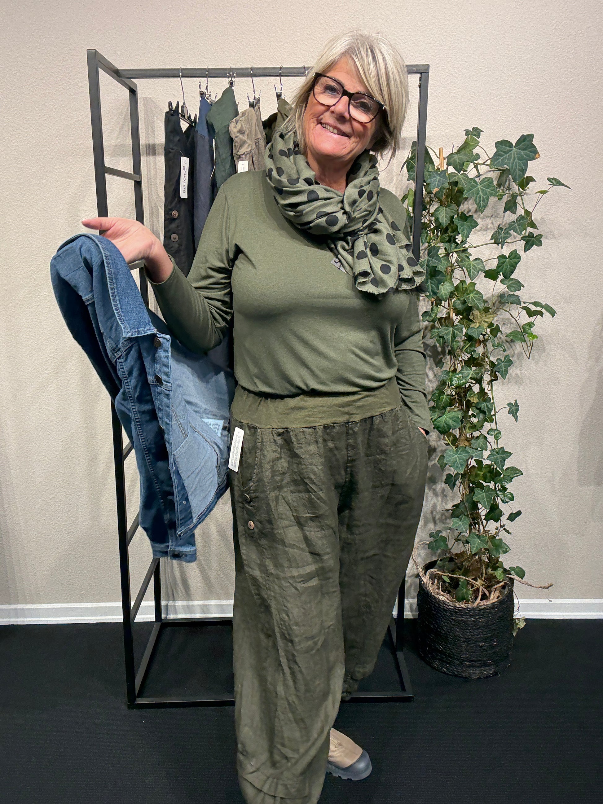 Hulda hør buks i army er en af vores best sælgende buks rummelig i facon og findes i mange farver hos sigensgaard plussize buks der bare er behagelige at have på.