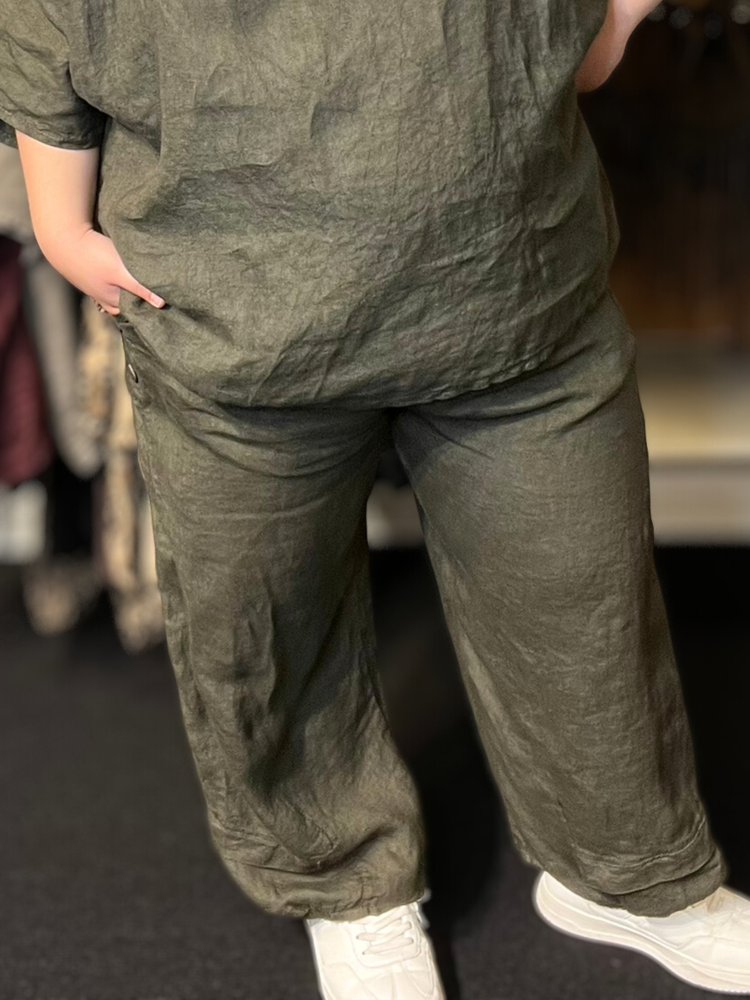 Den perfekte stumpebuks i hør til plus size kroppen. Den kan bruges året rundt, og så findes den i mange forskellige farver.