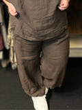 Den perfekte stumpebuks i hør til plus size kroppen. Den kan bruges året rundt, og så findes den i mange forskellige farver.