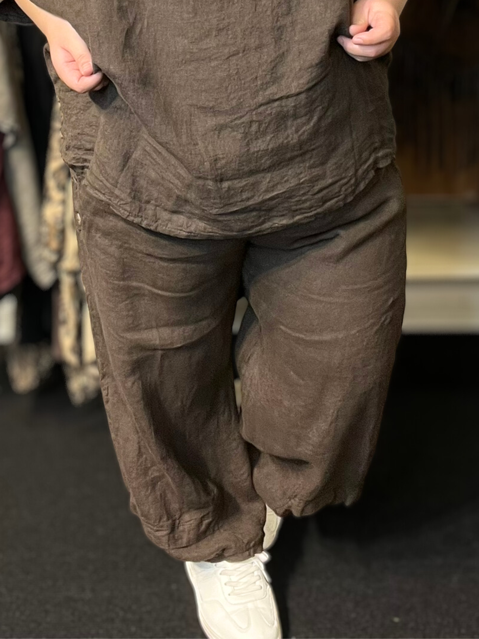 Den perfekte stumpebuks i hør til plus size kroppen. Den kan bruges året rundt, og så findes den i mange forskellige farver.