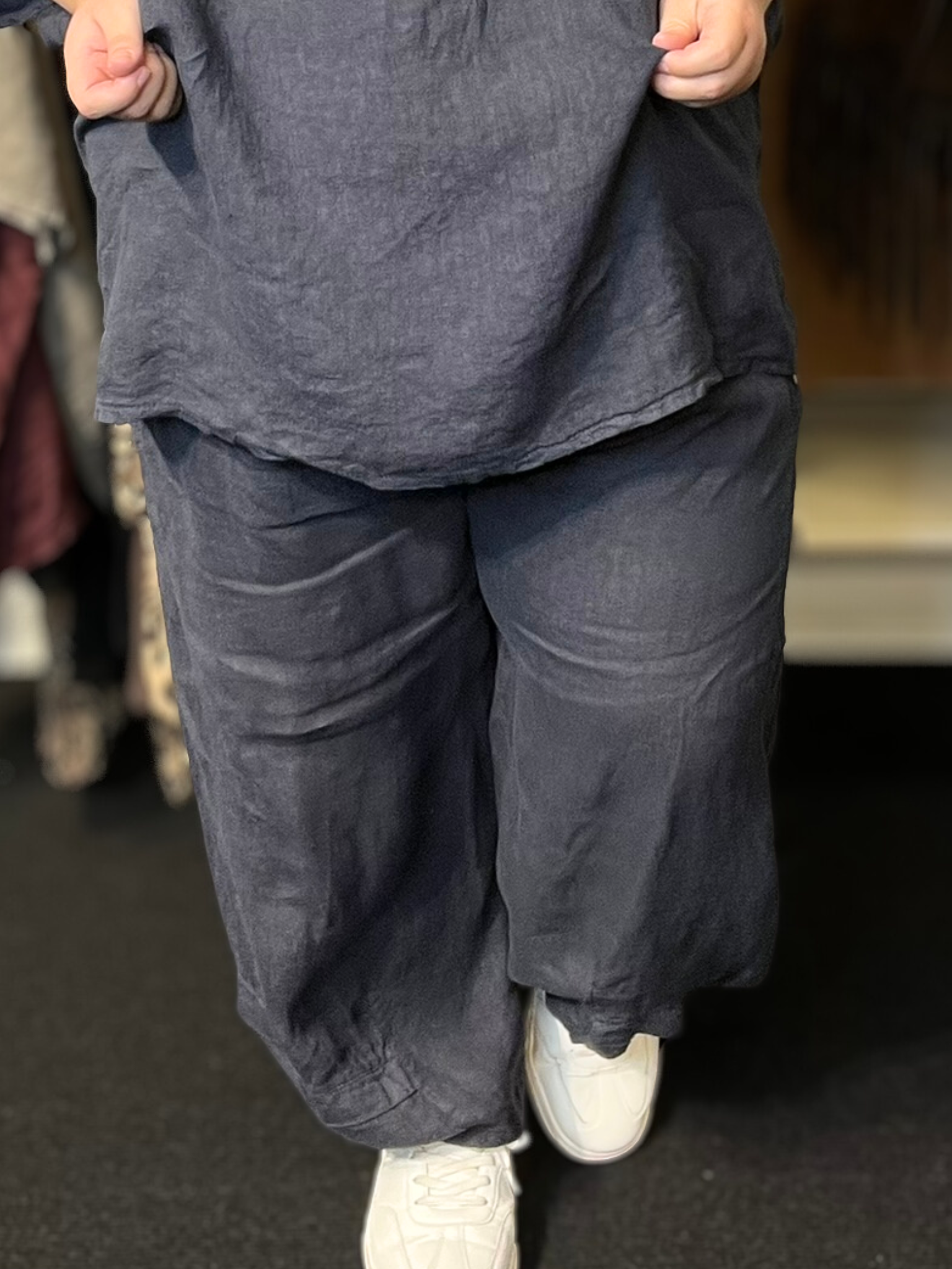 Den perfekte stumpebuks i hør til plus size kroppen. Den kan bruges året rundt, og så findes den i mange forskellige farver.