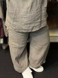 Den perfekte stumpebuks i hør til plus size kroppen. Den kan bruges året rundt, og så findes den i mange forskellige farver.