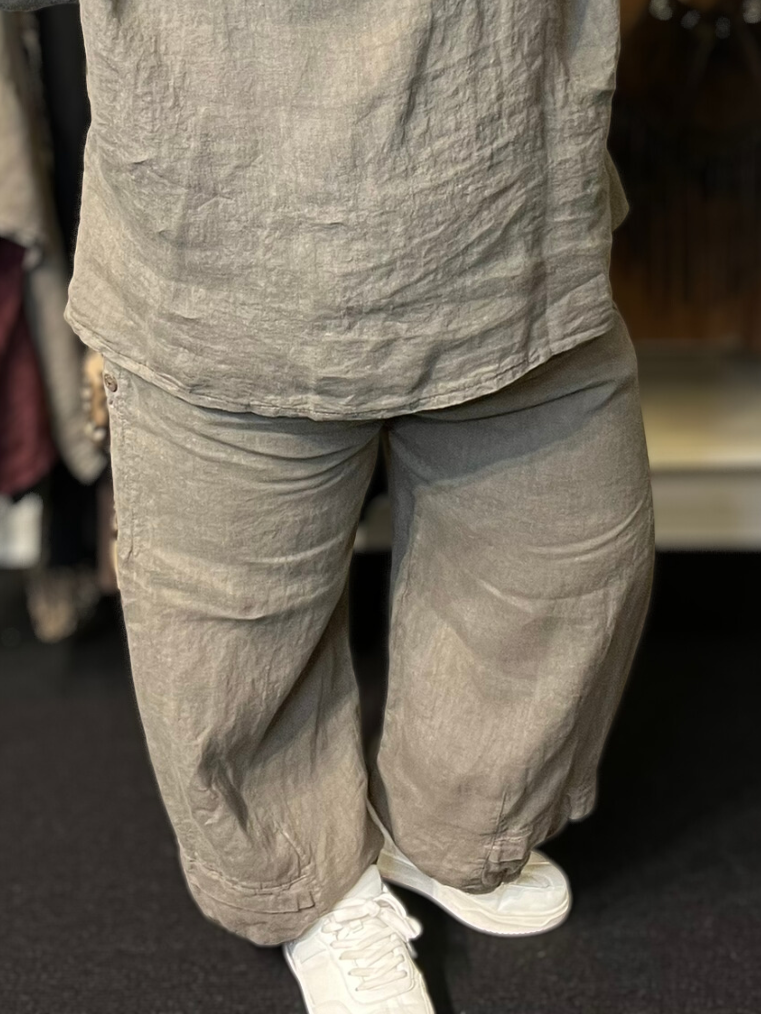Den perfekte stumpebuks i hør til plus size kroppen. Den kan bruges året rundt, og så findes den i mange forskellige farver.