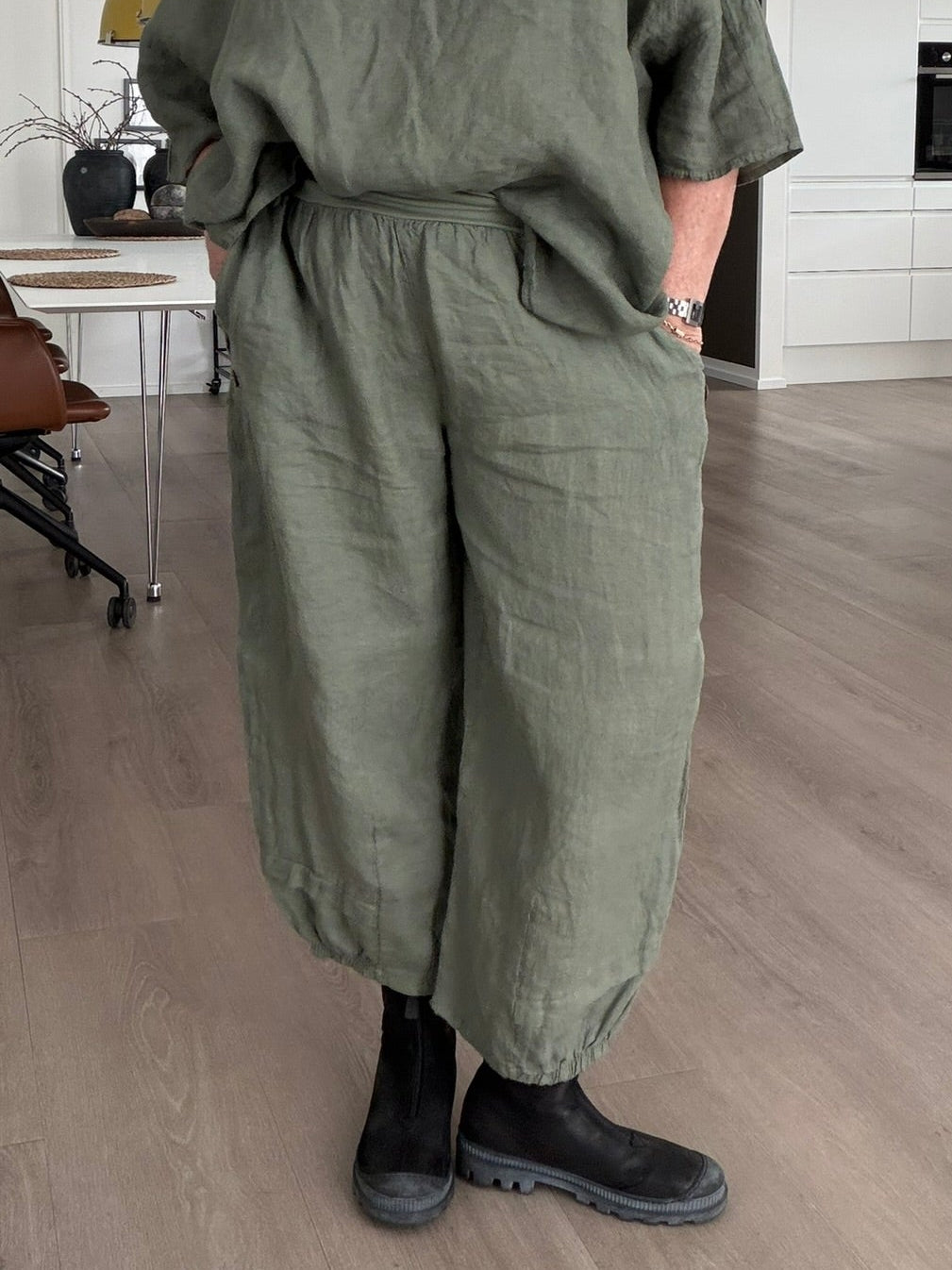 Smart plus size tunika i 100% hør. Den passer virkelig godt med vores Hulda hør stumpebuks, som er i samme kvalitet. Tunikaen her findes i et hav af forskellige farver.

Billedet er genereret vha. AI-teknologi for at vise tunikaen på en 