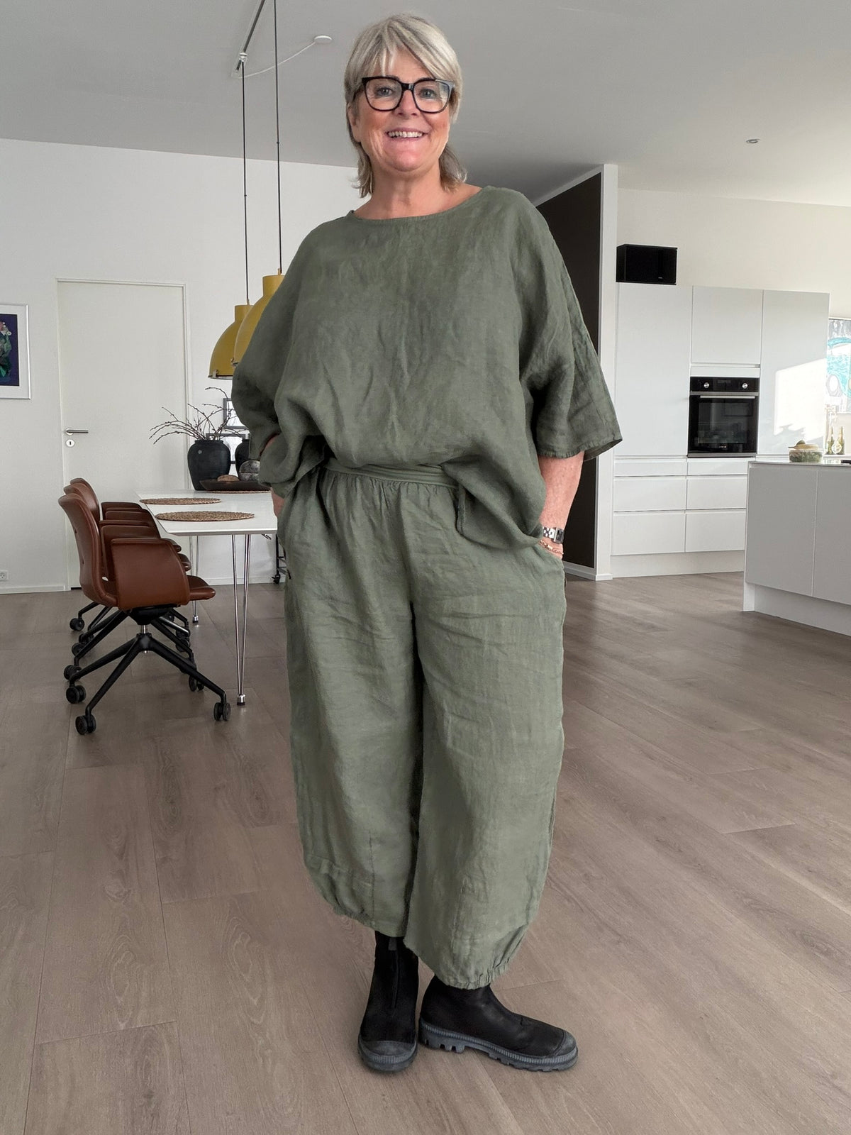 Smart plus size tunika i 100% hør. Den passer virkelig godt med vores Hulda hør stumpebuks, som er i samme kvalitet. Tunikaen her findes i et hav af forskellige farver.

Billedet er genereret vha. AI-teknologi for at vise tunikaen på en 