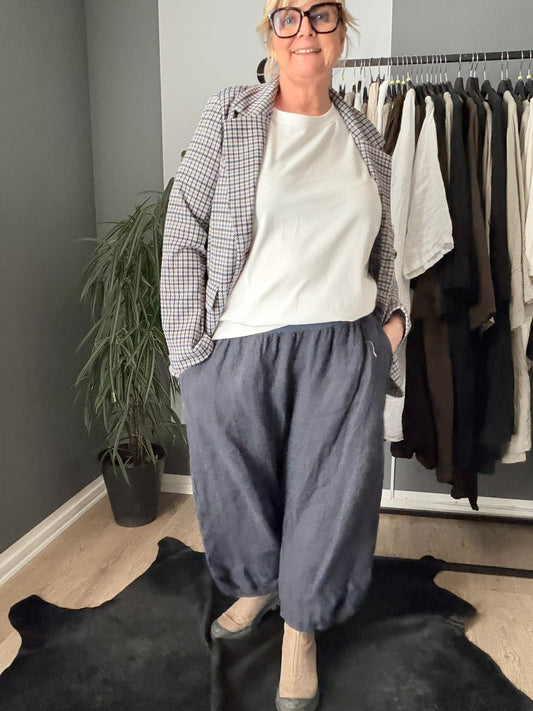 Den perfekte stumpebuks i hør til plus size kroppen. Den kan bruges året rundt, og så findes den i mange forskellige farver.