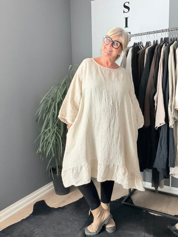 Hulda plussize hørkjole i let og åndbar hørkvalitet, designet med en flatterende pasform til kurvede kvinder. Kjolen har et tidløst og feminint snit, der falder smukt over kroppen og giver høj komfort hele dagen. Perfekt plussize kjole i hør til både hverdag og fest, ideel til varme dage med fokus på naturlige materialer, bevægelsesfrihed og stilrent udtryk.