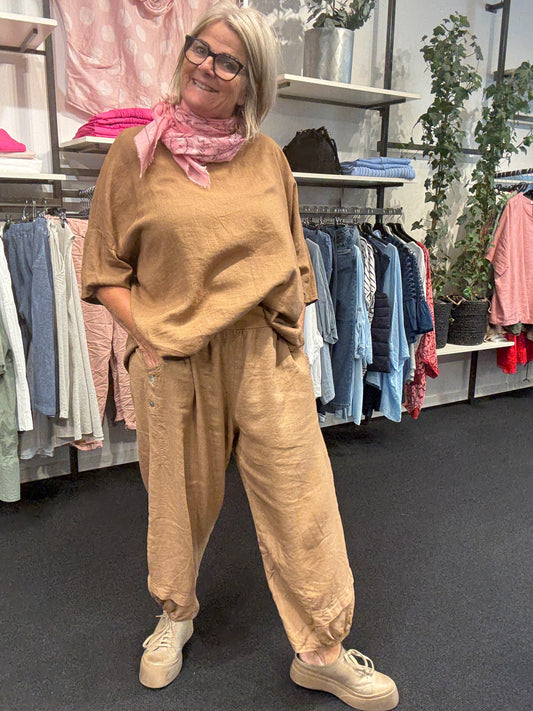 Hulda buks i karamel plussize buks til pluspiger fra sigensgaard.dk disse buks indes altid i mange farver.