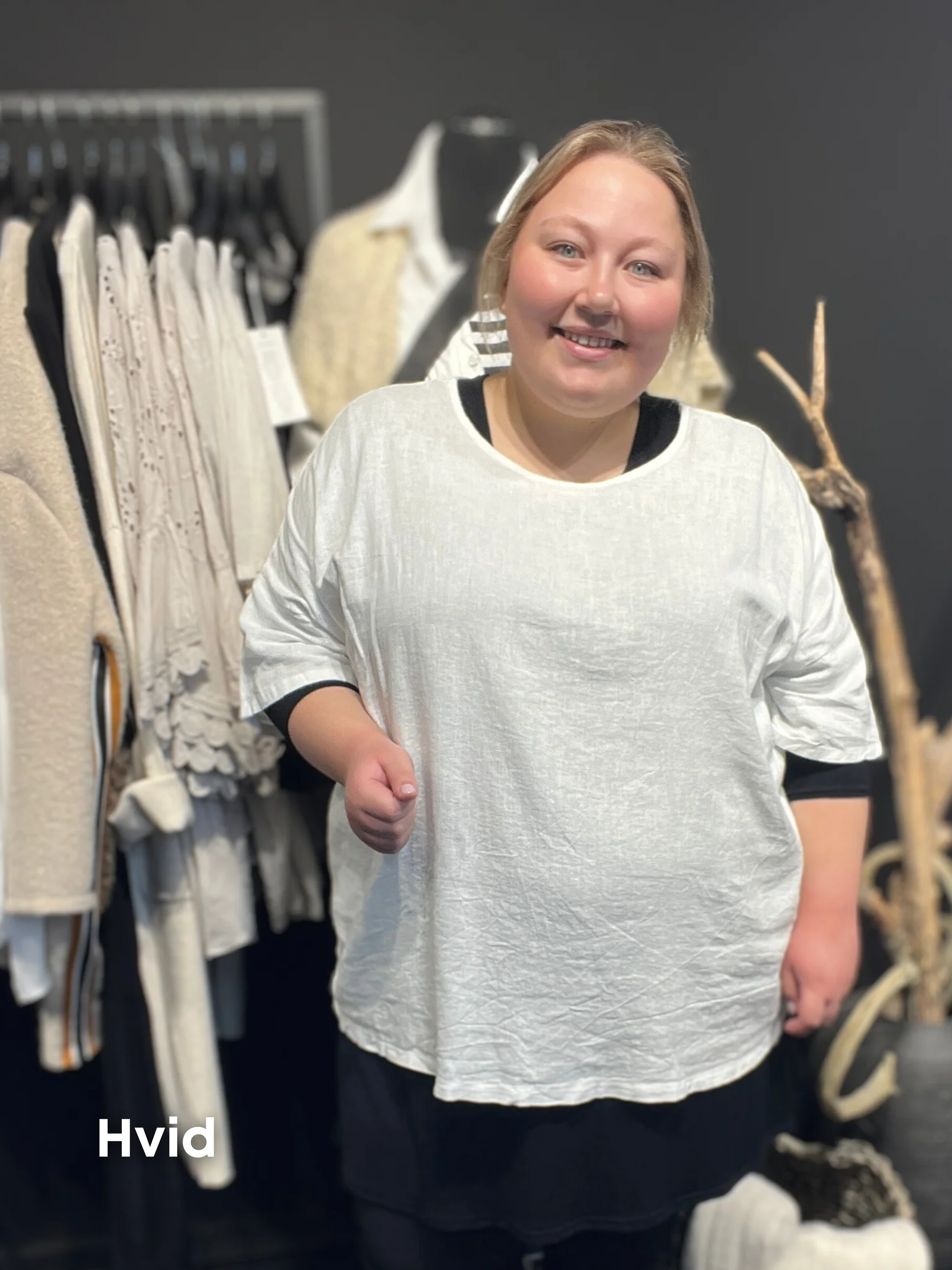 Plus size tunika i en lækker blød hør/viskose blanding, som du vil elske. Den er brugbar på mange måder, og kan bruges af de fleste grundet den gode facon. Den ses her i farven hvid.