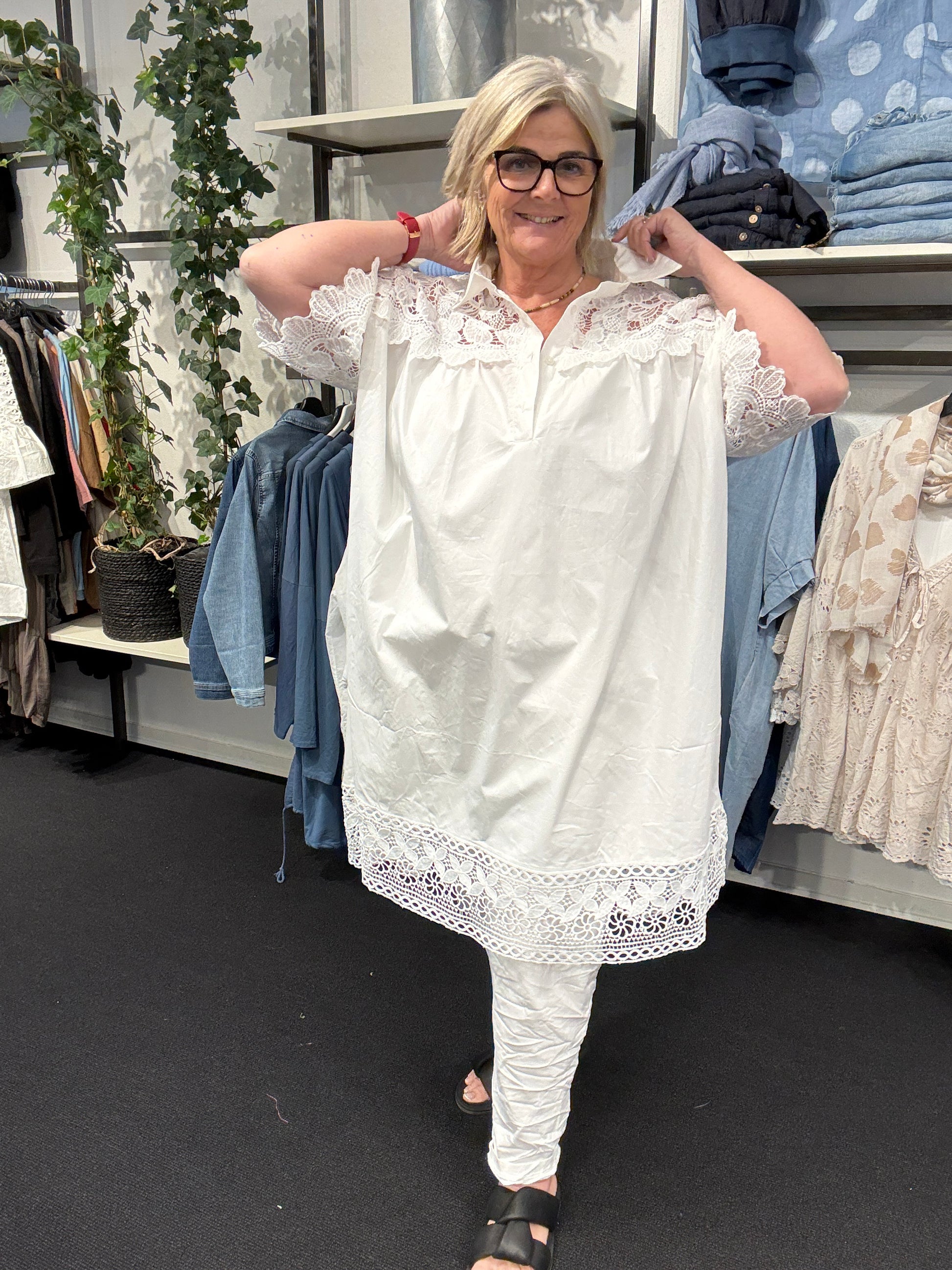 Blonde kjole freja i sort fra sigensgaard.dk