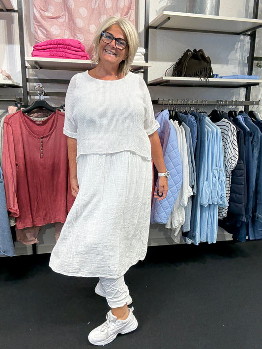 Smuk hvid plussize kjole i hør fra sigensgaard.dk
