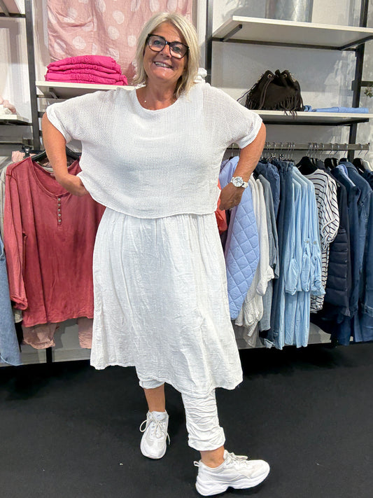 Smuk hvid plussize kjole i hør fra sigensgaard.dk