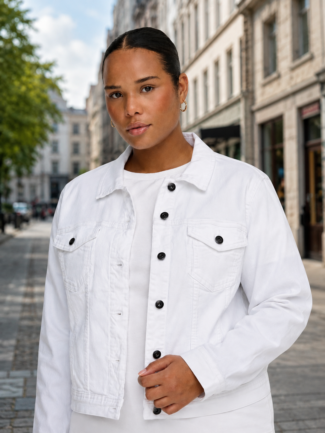 **Alt-tekst (SEO):**

 jeansjakke fra Only Carmakoma til plus size kvinder. Klassisk denimjakke med knaplukning, brystlommer og moderne kort pasform. En alsidig hverdagsjakke, der er nem at style over kjoler, T-shirts og bluser. Fås i plus size størrelser og passer perfekt til både jeans, shorts og nederdele. AI-genereret modelbillede.
