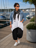 Lena Plus Size tunika i blød og let kvalitet med en flot, afslappet pasform. Tunikaen har rund hals, korte ærmer med opsmøg, praktiske lommer og en asymmetrisk kant, der falder smukt. Den løse facon gør den behagelig at have på og nem at style med både bukser, shorts og leggings. Fås i flere flotte farver og passer perfekt til plus size kvinder, der ønsker komfort og moderne stil.ai generet billed.