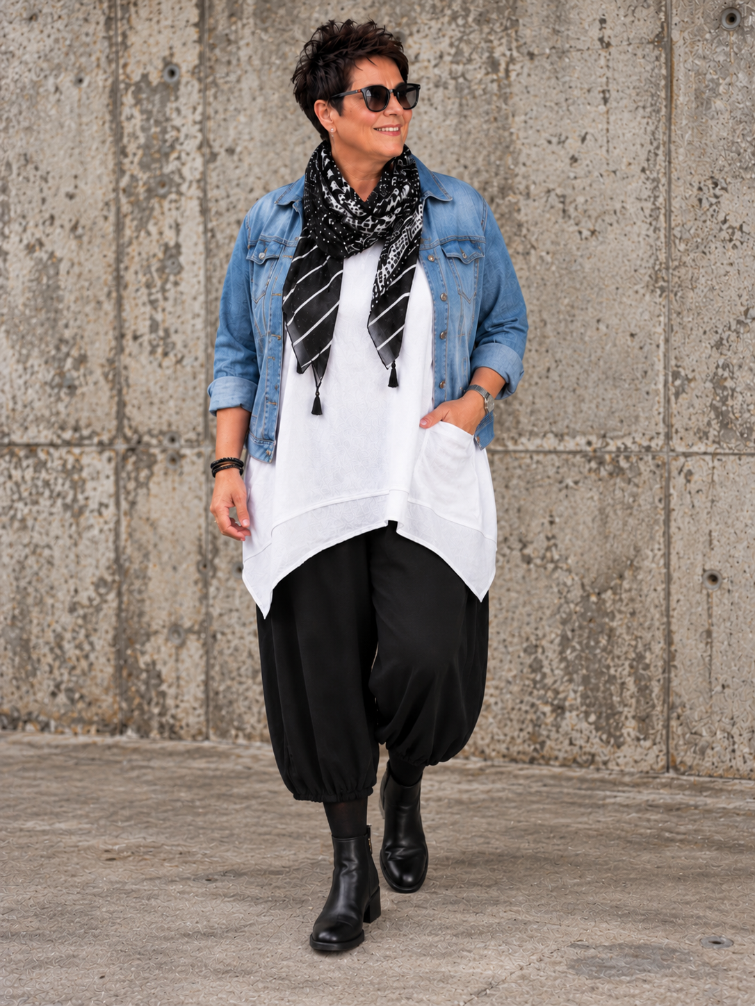 Lena Plus Size tunika i blød og let kvalitet med en flot, afslappet pasform. Tunikaen har rund hals, korte ærmer med opsmøg, praktiske lommer og en asymmetrisk kant, der falder smukt. Den løse facon gør den behagelig at have på og nem at style med både bukser, shorts og leggings. Fås i flere flotte farver og passer perfekt til plus size kvinder, der ønsker komfort og moderne stil.ai generet billed.
