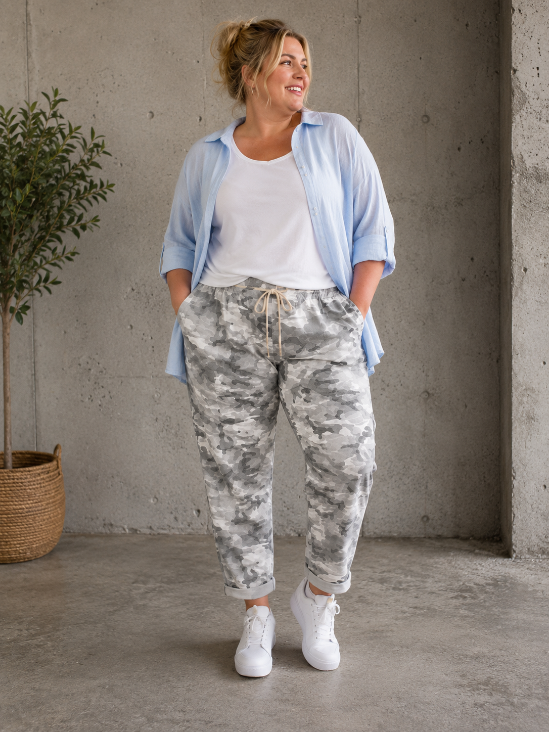 Den populære Lotte buks, nu med mere plads op over mave og numse. Den er til dig som fylder godt opover og gerne vil ha' lidt ekstra plads til dine lår.

Buksen er perfekt til plus size kvinden som elsker en camouflage buks med en god mængde stræk. 

Billedet er genereret vha. AI-teknologi for at vise buksen på en 