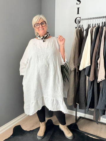 Hulda plussize hørkjole i let og åndbar hørkvalitet, designet med en flatterende pasform til kurvede kvinder. Kjolen har et tidløst og feminint snit, der falder smukt over kroppen og giver høj komfort hele dagen. Perfekt plussize kjole i hør til både hverdag og fest, ideel til varme dage med fokus på naturlige materialer, bevægelsesfrihed og stilrent udtryk