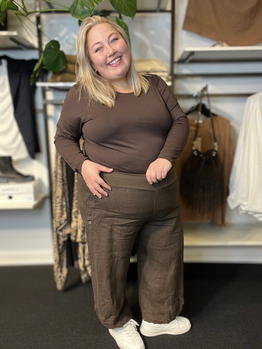 Hulda hør stumpebuks er en lækker hørbuks lavet specifikt til plus size kroppen. Den passes af dig som bruger mellem en str. 42 til og med str. 50. Den fås i mange forskellige farver. 